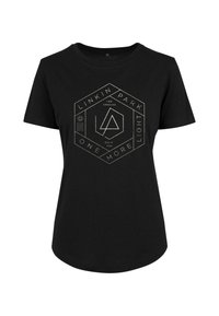 Svarte T-skjorte laget av bomull med rund hals. Har et sekskantet grafisk trykk i lysegrått med teksten "Linkin Park" og "One More Light."
