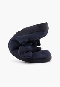 Pantofole pieghevoli di colore blu scuro con una parte superiore in tessuto morbido, soletta imbottita e suola in gomma nera spessa, caratterizzate da un design morbido e stropicciato.
