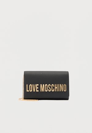 Svart rektangulær clutch med gullkjede som stropp og stor gullbokstav "LOVE MOSCHINO" på frontklaffen.