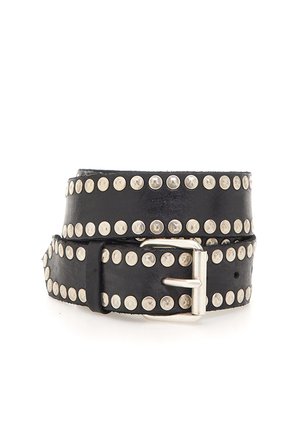 Cintura in pelle nera con due file di borchie rotonde d'argento e fibbia rettangolare d'argento, arrotolata su sfondo bianco.