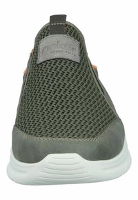 Chaussure à enfiler en maille verte avec des accents gris, dotée d'un col rembourré, d'un dessus texturé et d'une semelle en caoutchouc blanche avec un motif pour une meilleure traction.