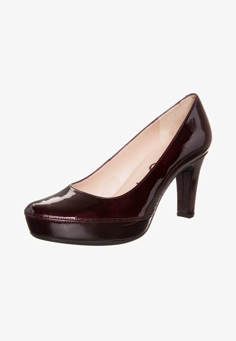Escarpin à talons hauts en cuir verni bordeaux foncé avec semelle compensée et bout arrondi, doublure intérieure beige, vue latérale en angle.