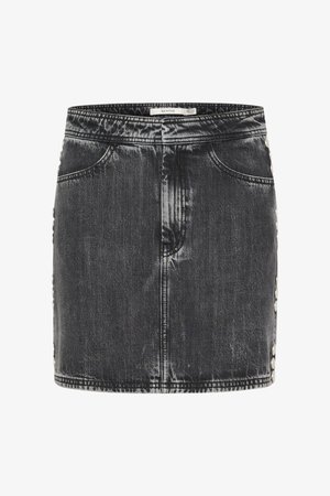 Črna denim krila z oprijetim krojem, ki ima poškodovano teksturo in dekorativno srebrno strojno opremo ob straneh. Vključuje pet žepov.