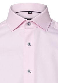 Camicia da uomo rosa chiaro con tessuto a trama testurizzata, dotata di colletto classico, tre bottoni sulla parte anteriore e filo dei bottoni a contrasto.