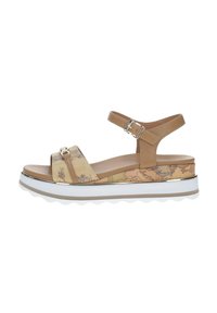 Sandali color beige con un design mappale testurizzato sulle cinghie, fibbia regolabile alla caviglia e una spessa suola in gomma bianca. Presentano una leggera piattaforma.