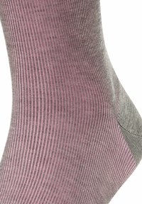Calcetín acanalado en gris y rosa que presenta un patrón texturizado, forma tapered, talón reforzado y puntera sin costuras para mayor comodidad y ajuste.