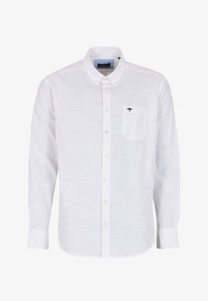 Biała koszula z długim rękawem, wykonana z teksturowanej tkaniny, z kołnierzykiem zapinanym na guziki, kieszonką z przodu oraz małym logo na piersi.