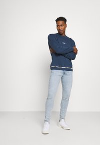 Levi's® SKINNY TAPER - Calças de ganga de corte skinny - light indigo - worn in