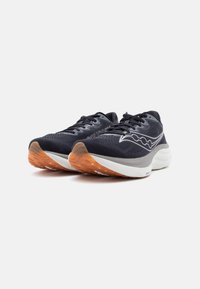 Ζευγάρι από μαύρα και γκρι παπούτσια τρεξίματος με πορτοκαλί σόλες και λευκές μεσαίες σόλες, με λογότυπο σε μορφή κύματος στις πλευρές.