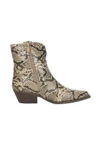 Beige en bruine slangenprint enkellaars met een spitse neus, zijrits en een gestapelde hak. Geheel van textuurleerachtige materiaal.