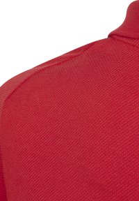Rode polo shirt van een textuurgebreide stof, met een klassieke kraag en schoudernaden.