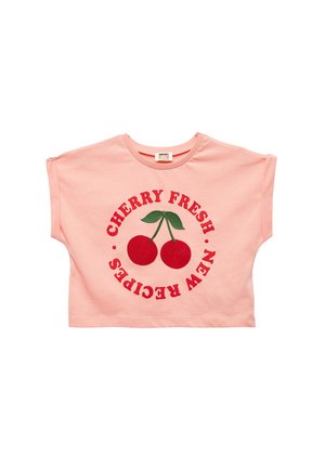 Camiseta cropped rosa de algodón, con un gráfico de cerezas rojas y el texto "RECETAS NUEVAS FRESCAS DE CEREZA" en un diseño circular.