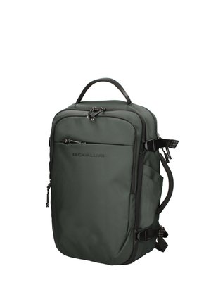 Zaino rettangolare verde scuro con manico superiore, molteplici scomparti con zip, spallacci regolabili e tasche laterali.