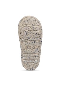 Sola della sandaletta con una superficie beige testurizzata e macchie blu. Include un design circolare con impugnature e il nome del marchio impresso.