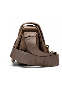 Borsa a tracolla in pelle marrone con ampia tracolla in tessuto ricamata con la scritta "FURLA", hardware in oro, vista laterale su sfondo bianco.