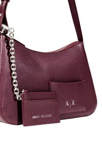 Borsa a spalla in pelle bordeaux con finitura texture, tracolla a catena e tasca frontale con logo "A/X" in rilievo e porta carte.