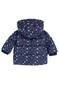 Chaqueta infantil con capucha en azul marino, decorada con patrones de estrellas y corazones en blanco, rosa y rojo, con un diseño acolchado y puños de canalé.