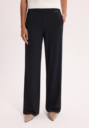 - Spodnie materiałowe