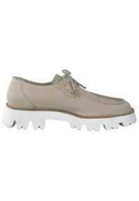 Chaussure beige en cuir à lacets avec une semelle épaisse blanche à crampons et des détails de coutures, conçue pour un usage décontracté ou semi-formel.