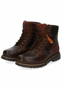 Botas de tobillo de cuero marrón con un cuello de tela texturizada, diseño con cordones, acento naranja en contraste y suela de goma resistente.