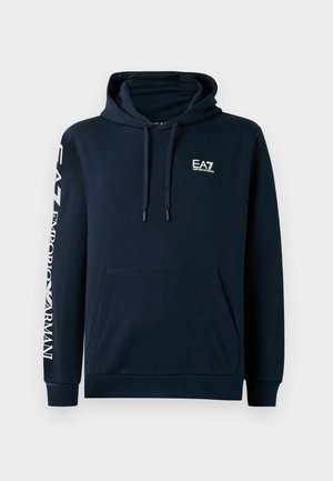 Tamsiai mėlynas gobtuvu džemperis, pagamintas iš medvilnės mišinio, su priekinėmis kišenėmis, raišteliu gobtuve ir spauda su ženklas dešiniajame rankogalyje.