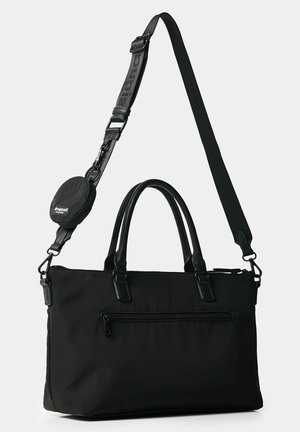 Schwarze rechteckige Handtasche mit zwei Griffen, vorderer Reißverschlusstasche und verstellbarem Schulterriemen mit kleinem rundem Täschchen.