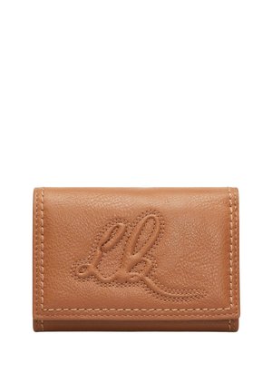 Gefaltete braune Lederbrieftasche mit genähten Kanten und geprägten kursiven Initialen "LL" auf der Vorderseite.