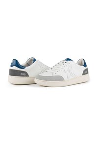 Baskets blanches en cuir avec des accents en daim gris et un talon bleu. Présentent un design perforé, des lacets plats et une semelle en caoutchouc texturé.