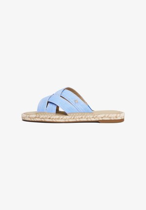 Blauwe denim sandalen met kruislengte, met een geweven jute zool, vlak ontwerp en een tan voetbed. Metalen logodetail aan de zijkant.