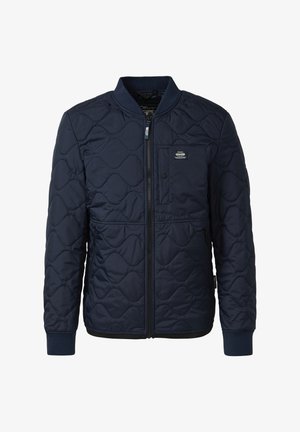 Chaqueta acolchada azul marino con cremallera, cuello y puños acanalados, bolsillo con cremallera y botón a presión en el pecho y dos bolsillos laterales con cremallera.