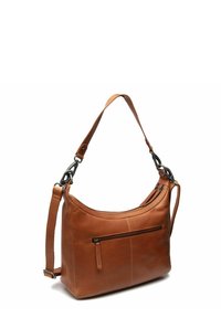 Bruine leren handtas met een gebogen vorm, enkele verstelbare schouderriem, voorvak met rits en minimale stikseldetails. Soepele textuur.