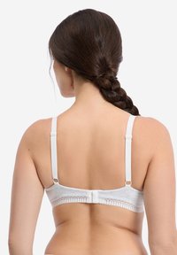 Biały biustonosz z gładkiej tkaniny, z koronkowymi detalami na pasku, regulowanymi ramiączkami i zapięciem na haftki z tyłu.