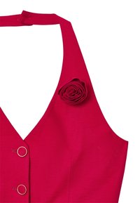 Fuchsie Kleid mit tiefem V-Ausschnitt, versehen mit einer Rosenakzent und metallischen Knöpfen. Glatter Stoff mit strukturierter Form.