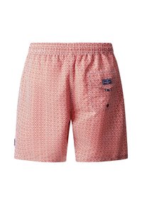 Shorts de bain pour hommes à motifs losanges rouges et blancs, avec ceinture élastique et petite poche à rabat portant une étiquette de marque sur le côté droit.
