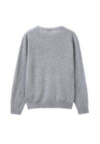 Šedý pletený svetr s dlouhými rukávy, kulatým výstřihem a žebrovanými manžetami a lemem. Jednoduchá barva s jemnou, strukturovanou povrchovou úpravou.