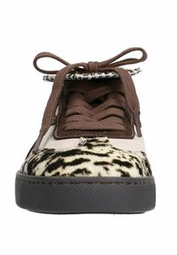 Sneakers marron et crème avec une texture imprimée léopard sur le bout. Présentent des lacets plats marron et une semelle en caoutchouc ronde et texturée.