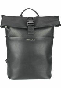 Mochila de cuero negro con una superficie texturizada, forma rectangular, cierre enrollable, correas ajustables y herrajes con marca.
