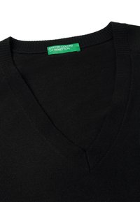 Maglione nero a scollo a V realizzato in un morbido materiale a maglia; presenta un collo e un orlo a costine fini; etichetta verde del marchio visibile all'interno del colletto.