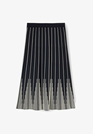 Zwarte geplooide rok met verticale witte strepen, overgaand in geclusterde witte lijnen aan de zoom, voorzien van een elastische tailleband.