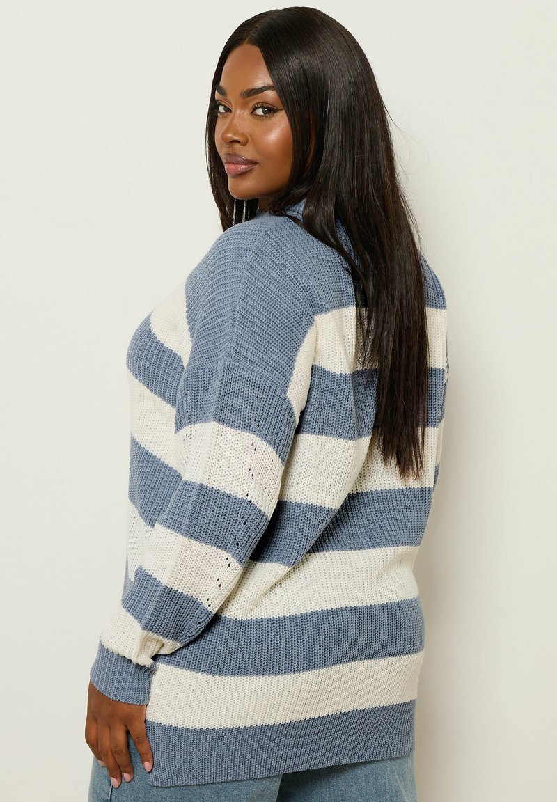 Sweter dziany z poziomymi niebieskimi i kremowymi paskami, długimi rękawami, żebrowanymi fakturami oraz bocznymi rozporkami dla swobody ruchów.