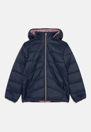 Veste matelassée à capuche bleu marine avec fermeture éclair devant et doublure rose clair à l’intérieur de la capuche.