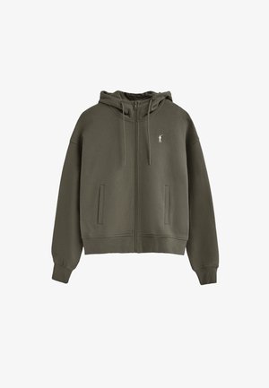 Olivegrøn zip-up hoodie lavet af blødt stof, med en kengurulomme, ribbede mansjetter og et lille hvidt logo på brystet.