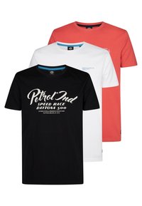 Tre T-shirt: nera con logo bianco, bianca con dettagli blu e corallo. Tutte realizzate in cotone, con colletto a giro e maniche corte.