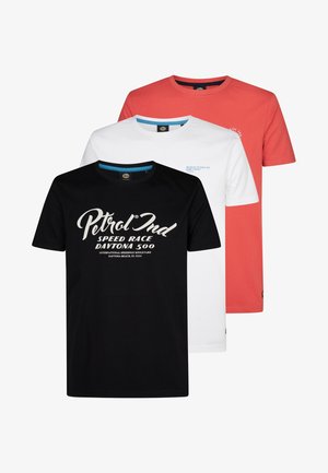 Tres camisetas: negra con logo blanco, blanca con detalle azul y coral. Todas hechas de algodón, con cuellos redondos y mangas cortas.