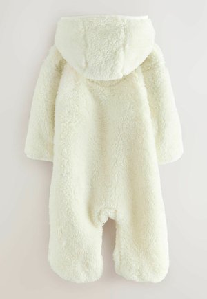 Krémový, načechraný overal s kapucí, s dlouhými rukávy a zaoblenými, elastickými otvory na nohy pro teplo.