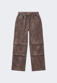 Pantalon en polaire marron avec taille élastique, cordon de serrage, poches latérales et coutures horizontales au-dessus et en dessous des genoux, posé à plat sur un fond clair.