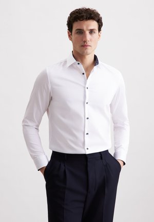 Witte lange mouwen shirt met een blauwe patroon kraag en bijpassende knopen, gecombineerd met donkere broek. Soepele stof met een getailleerd ontwerp.