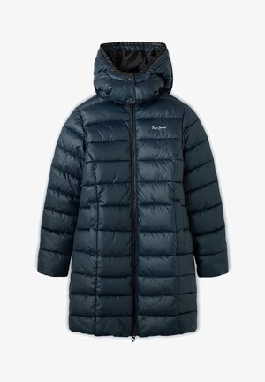 Długa granatowa pikowana kurtka puchowa z kapturem, przednim zamkiem błyskawicznym i małym białym logo na lewej piersi.