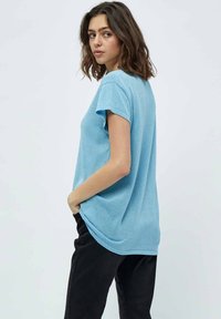Minus MICARLINA KNIT TEE - Jednoduché tričko - pasific blue lurex