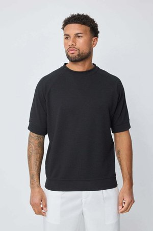 Sweatshirt noir à manches courtes, texturé, avec un col ras du cou et des poignets roulés. Fabriqué à partir d'un tissu doux et respirant.